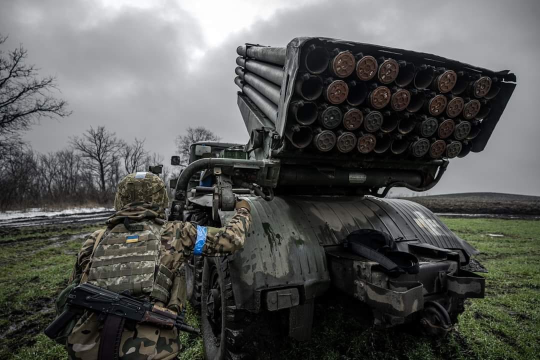 Український військовий управляється із технікою