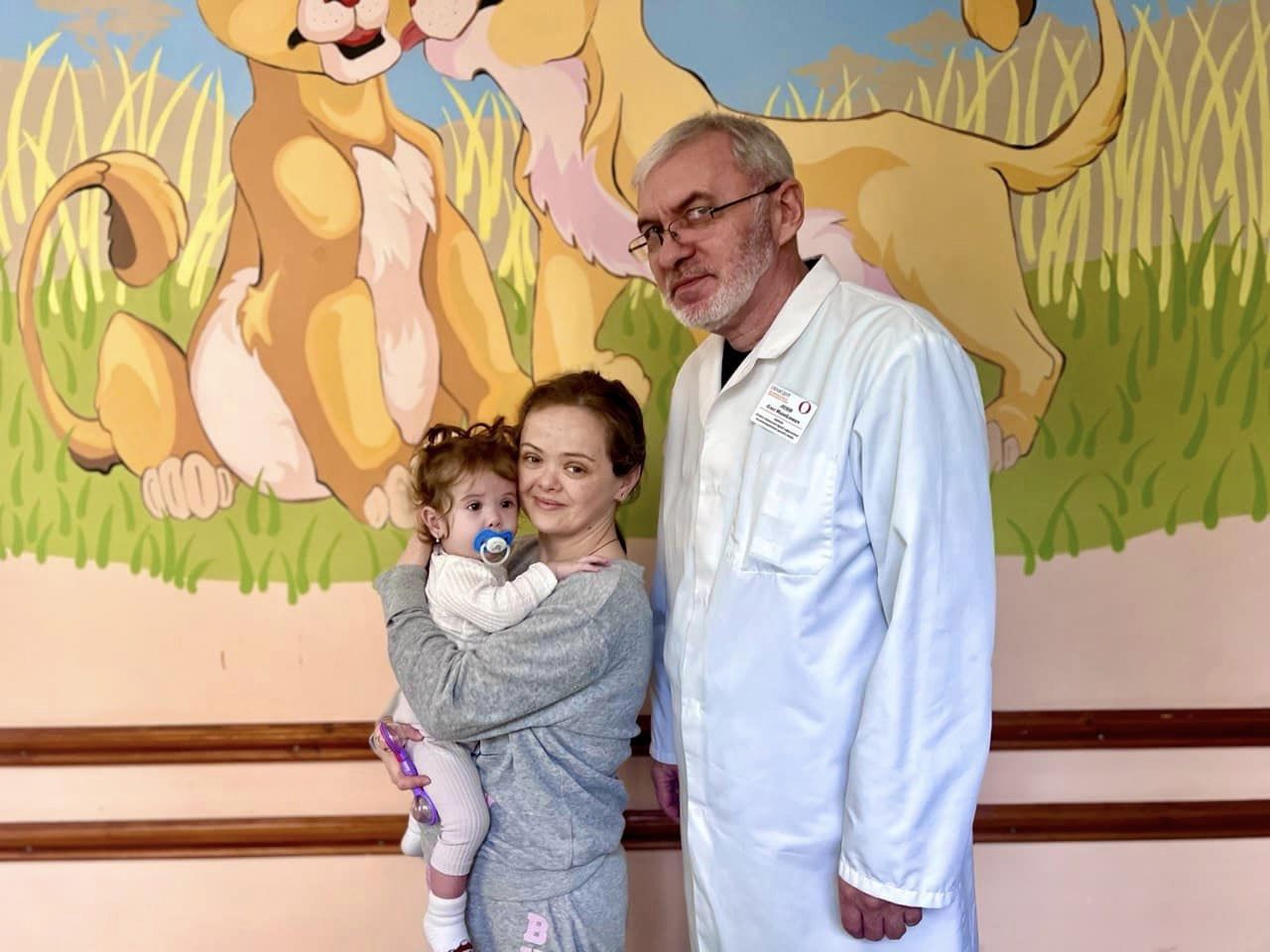 Лікарі у Львові врятували однорічну пацієнтку, яка через вроджену ваду могла задихнутись
