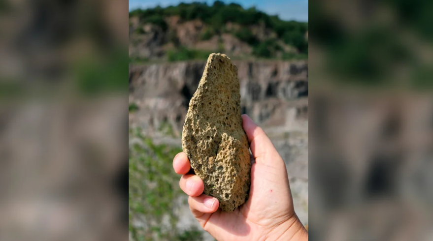 Кам'яне знаряддя з археологічної пам'ятки Королево на заході України.