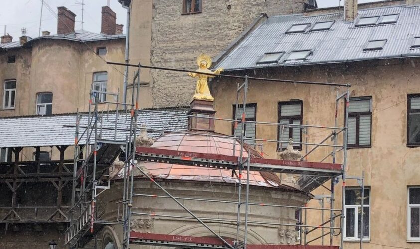 Відреставровану скульптуру святого Яна з Дуклі повернули у Бернардинський дворик