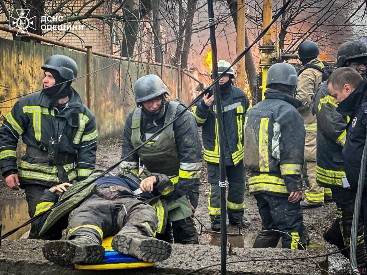 Рятувальники ліквідовують наслідки російського обстрілу Одеси