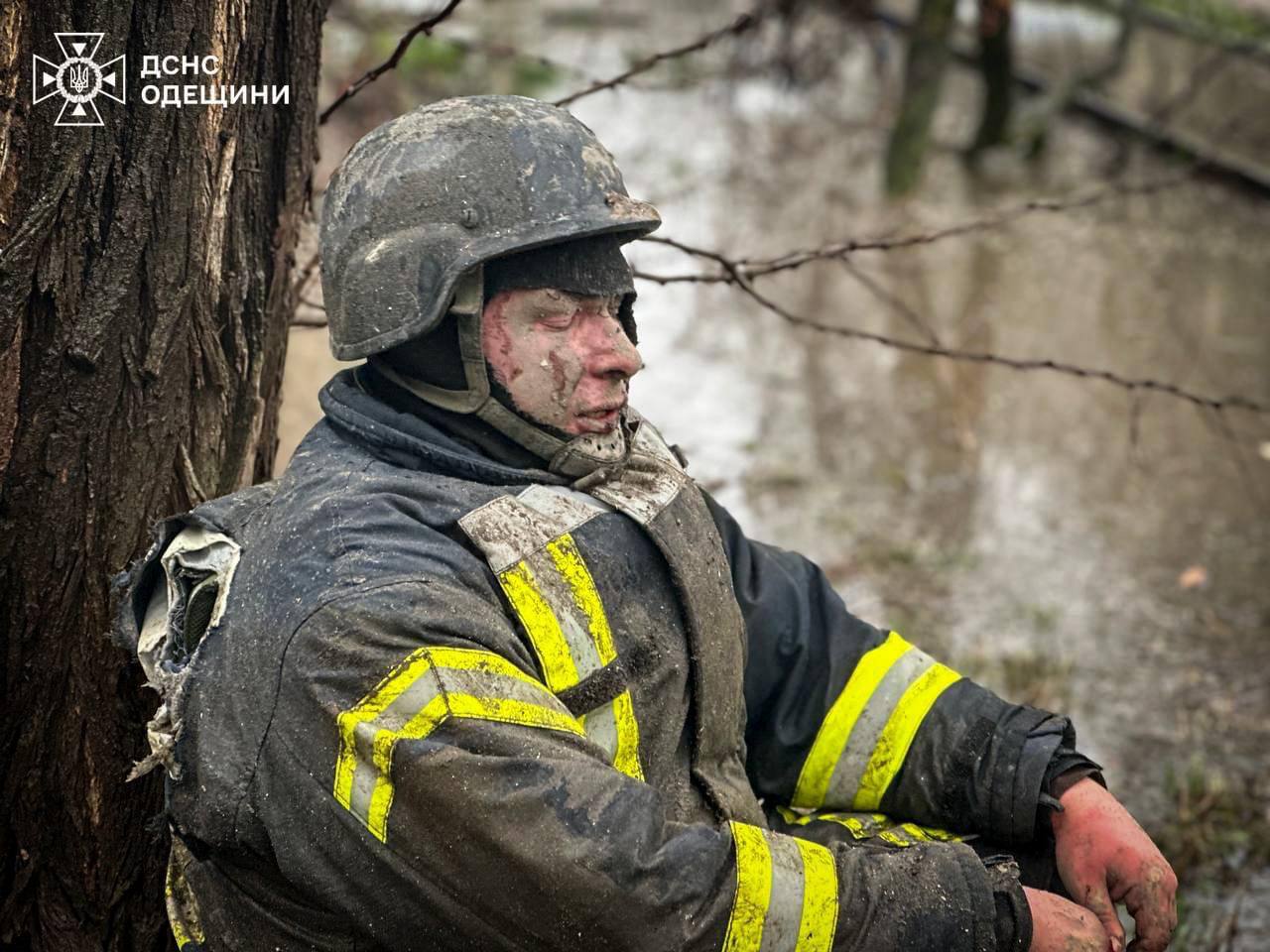 Український надзвичайник під час рятувальної операції на місці російського обстрілу Одеси