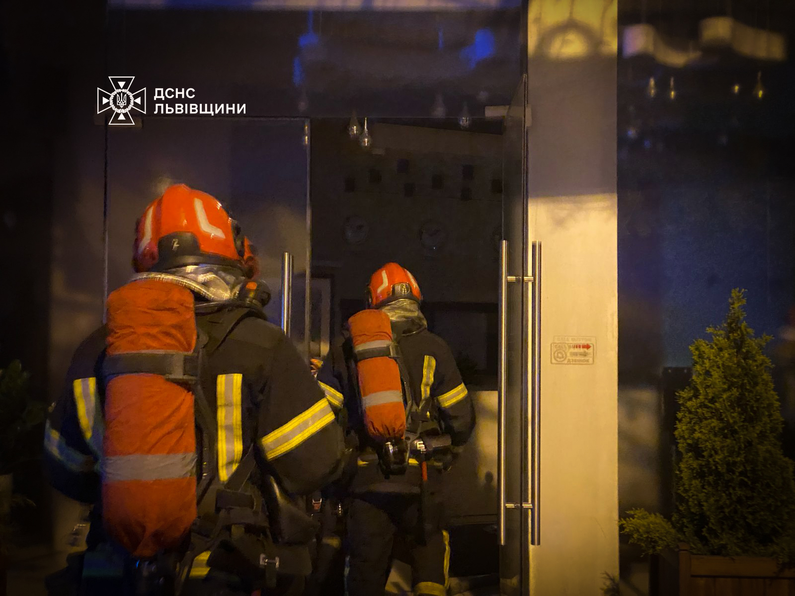 У Львові горів заклад харчування, евакуювали десятки людей - 3