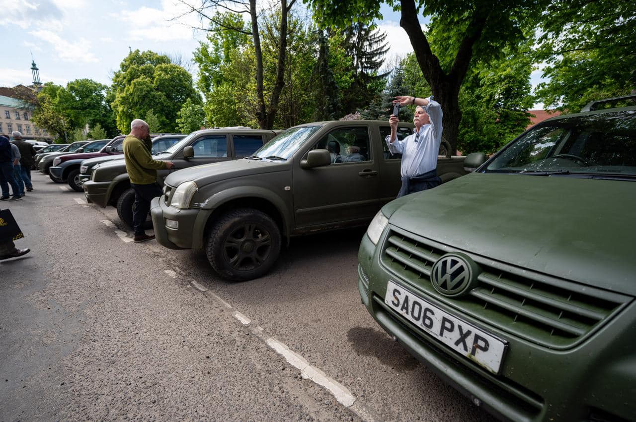 Британські фермери передали військовим Львівщини 30 позашляховиків - 11