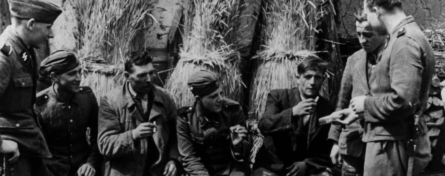 Солдати дивізії СС «Галичина» спілкуються з жителями галицького села, 1944 рік