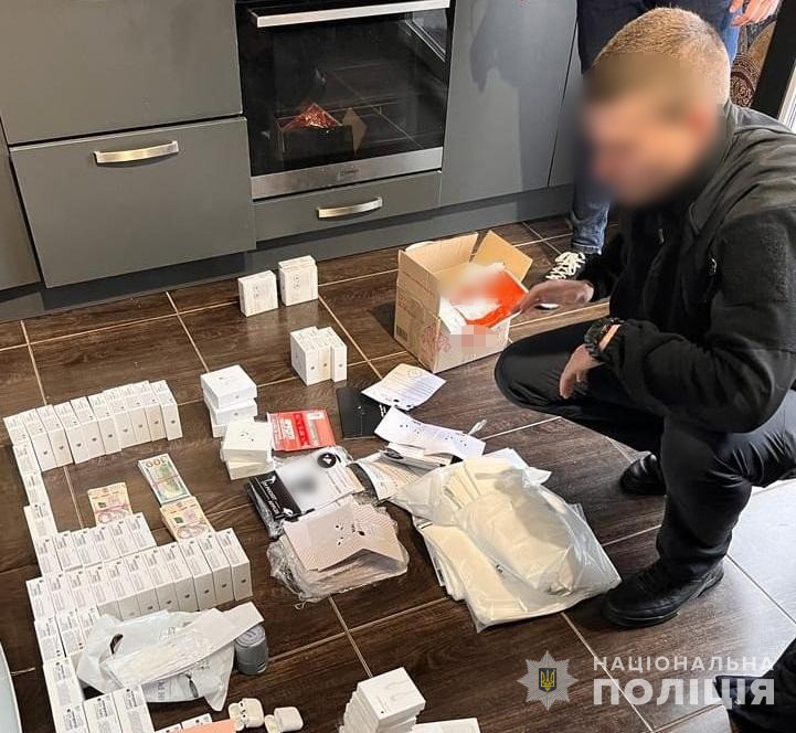 на Львівщині судитимуть осіб, які продавали підроблені навушники під виглядом світового бренду