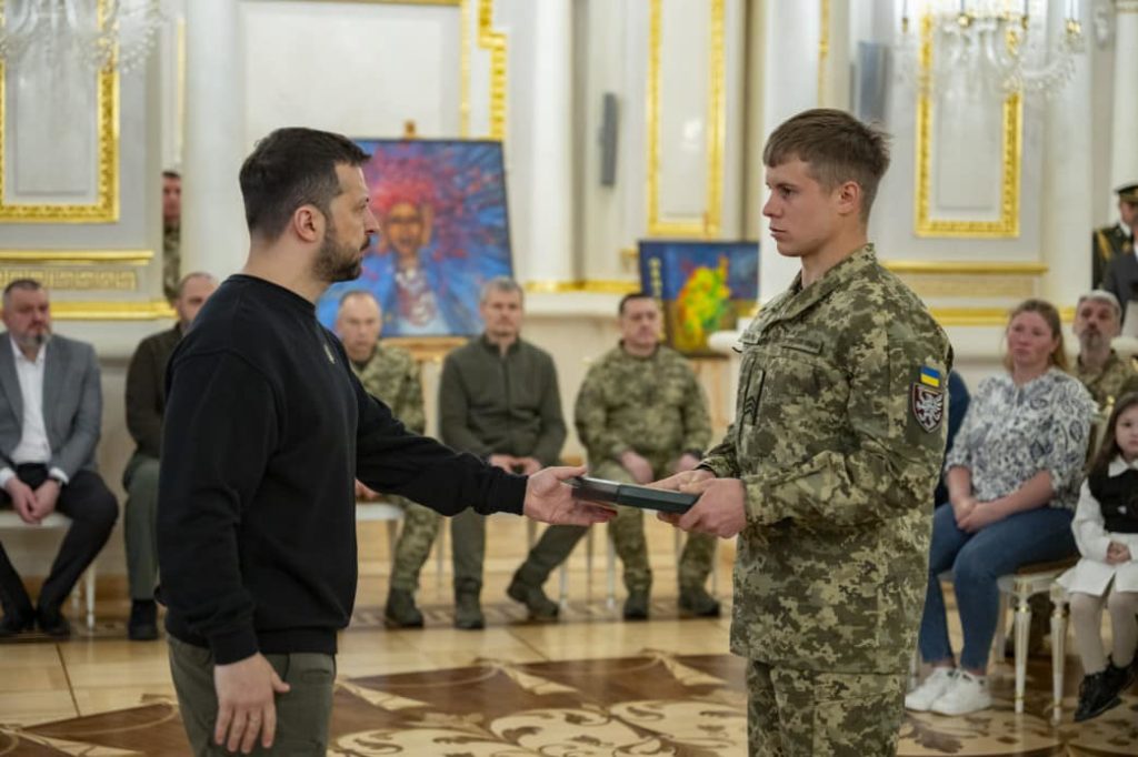 Зеленський нагородив десантника з Львівщини «Хрестом Бойових Заслуг» - 2