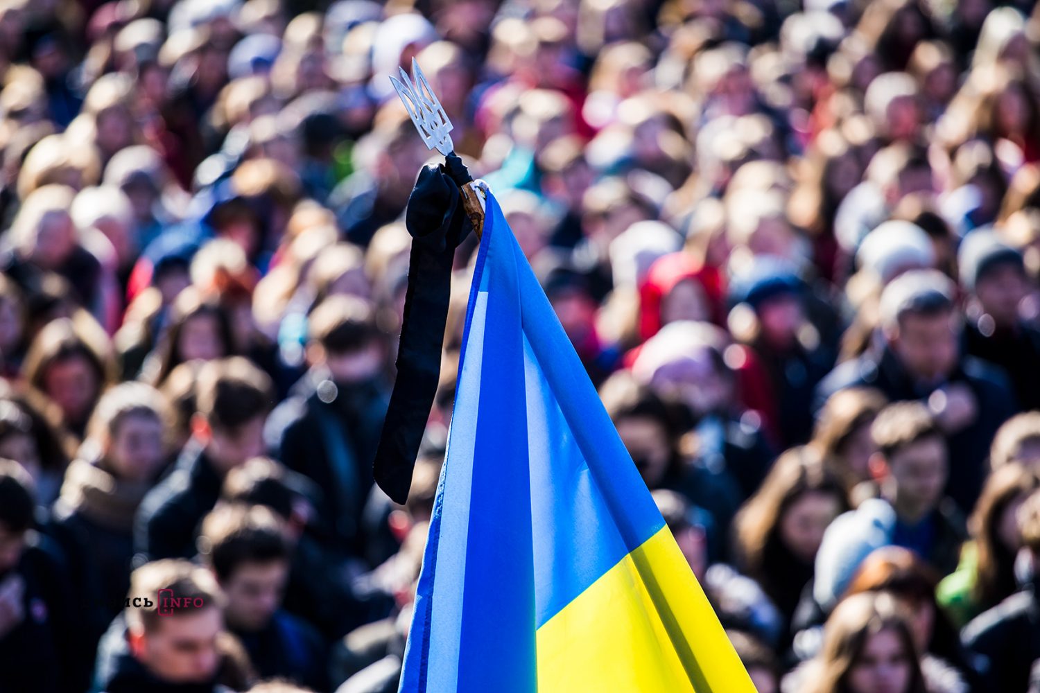 прапор України з чорною стрічкою