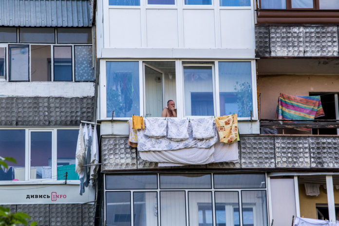 чоловік стоїть на балконі