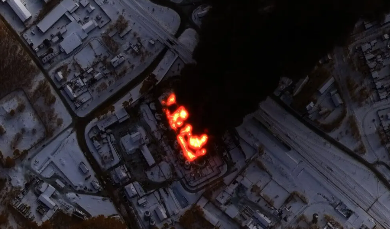 Супутниковий знімок, опублікований компанією Maxar Technologies, на якому показано пожежу нафтопереробного заводу після удару безпілотника в січні в Клинцях, Росія/Getty Images
