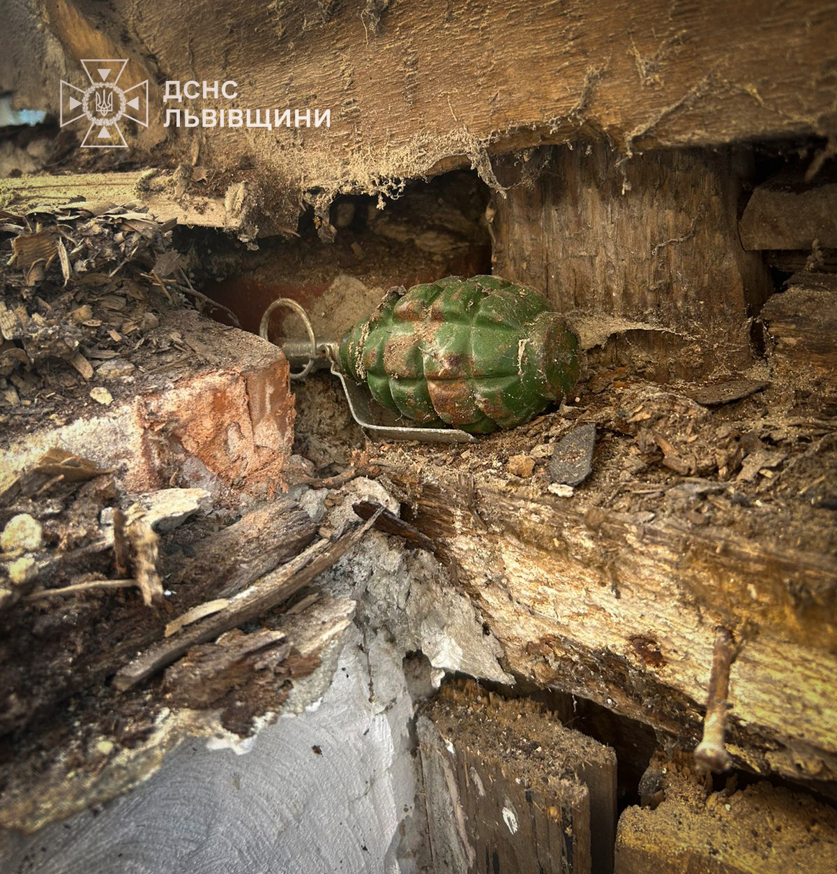 гранату знайшли під час демонтажу даху у Львові