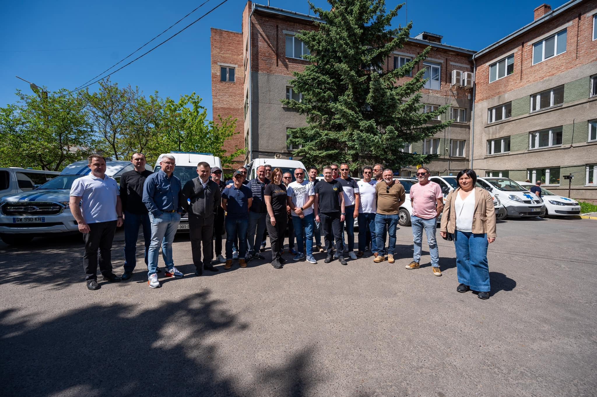 Французька делегація доправила на Львівщину «швидкі» для потреб медиків та рятувальників - 6