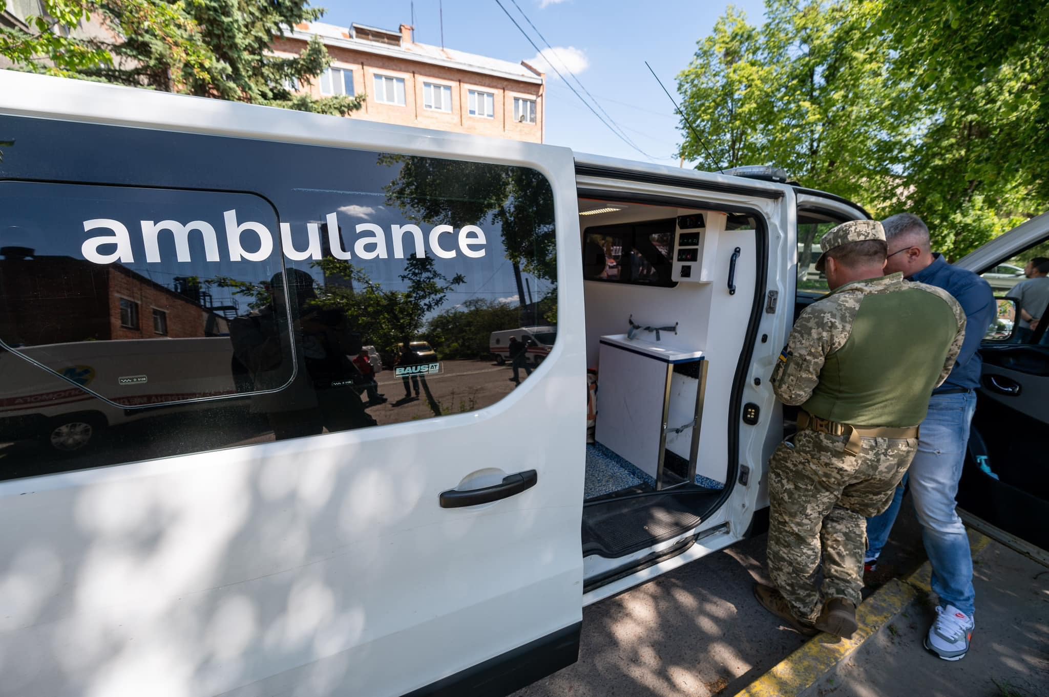 Французька делегація доправила на Львівщину «швидкі» для потреб медиків та рятувальників - 10