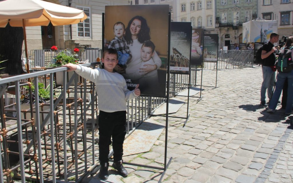 «Мам, я в безпеці»: на честь «незламних матусь» у Львові показали виставку світлин - 6