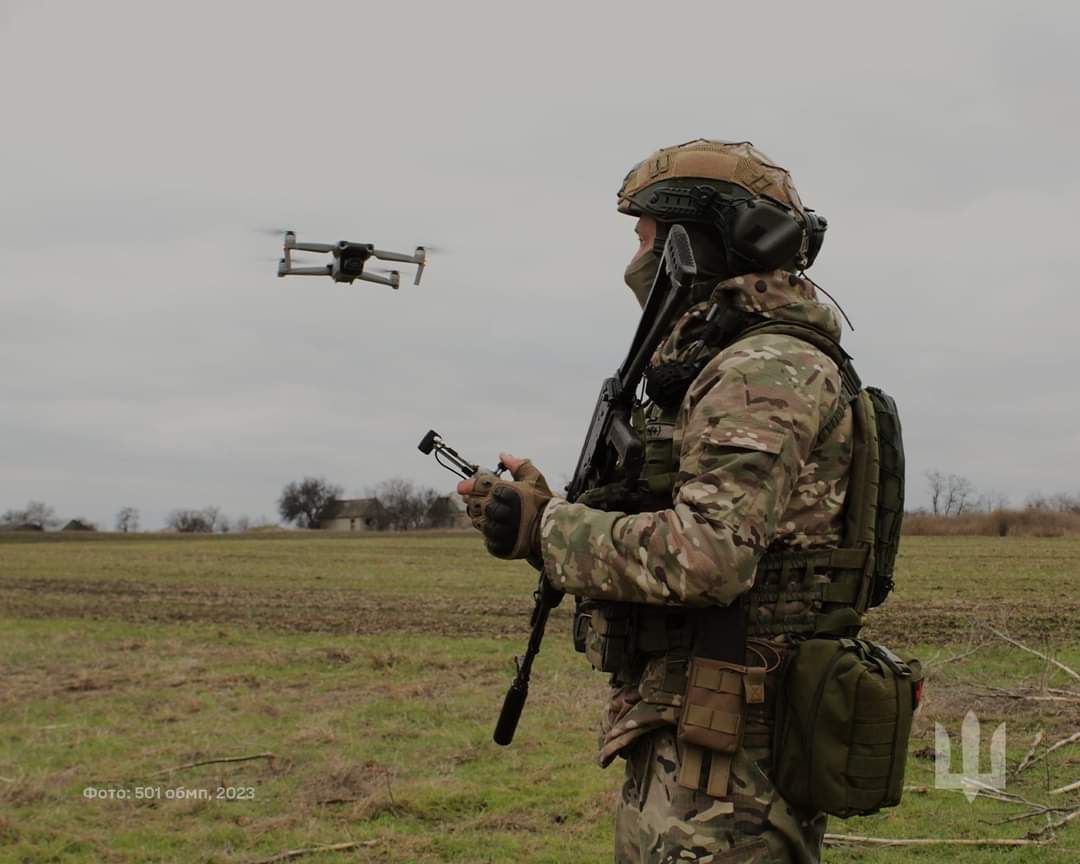 Український військовий керує дроном