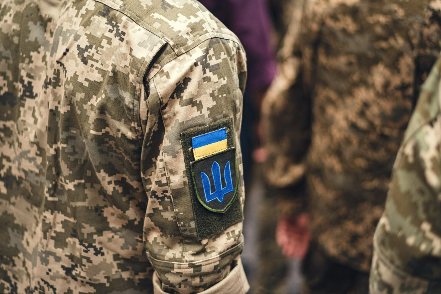 Український воїн стоїть зі спини