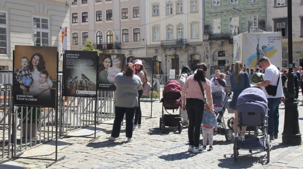 «Мам, я в безпеці»: на честь «незламних матусь» у Львові показали виставку світлин - 8