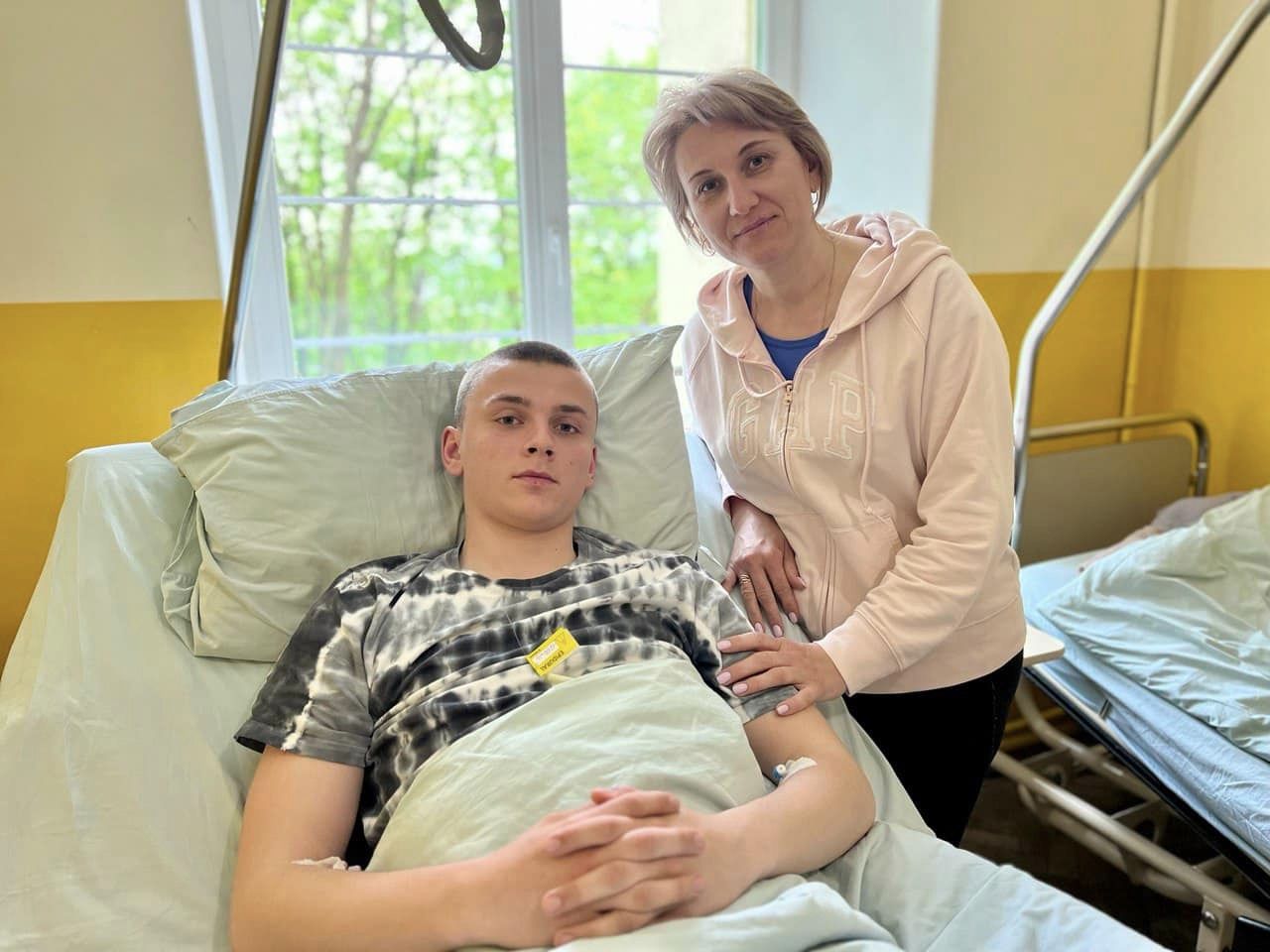 Пацієнт з матір'ю під час лікування у львівському "Охматдиті"