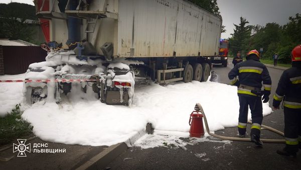 У Львові рятувальники визволили водія з понівеченої вантажівки після ДТП - 2