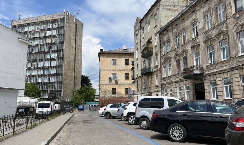 парковка на площі Святого Теодора у Львові