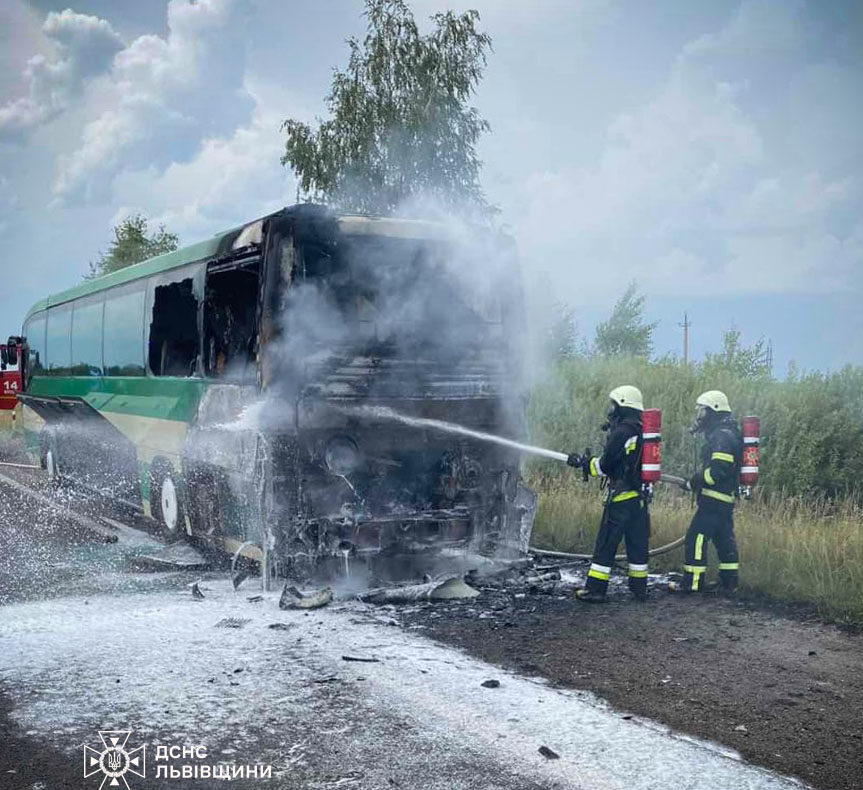 На Львівщині під час руху загорівся пасажирський автобус