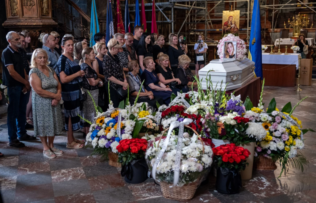 У Львові попрощались з Світланою Лук'янчик, яка загинула через російський обстріл «Охматдиту» - 3