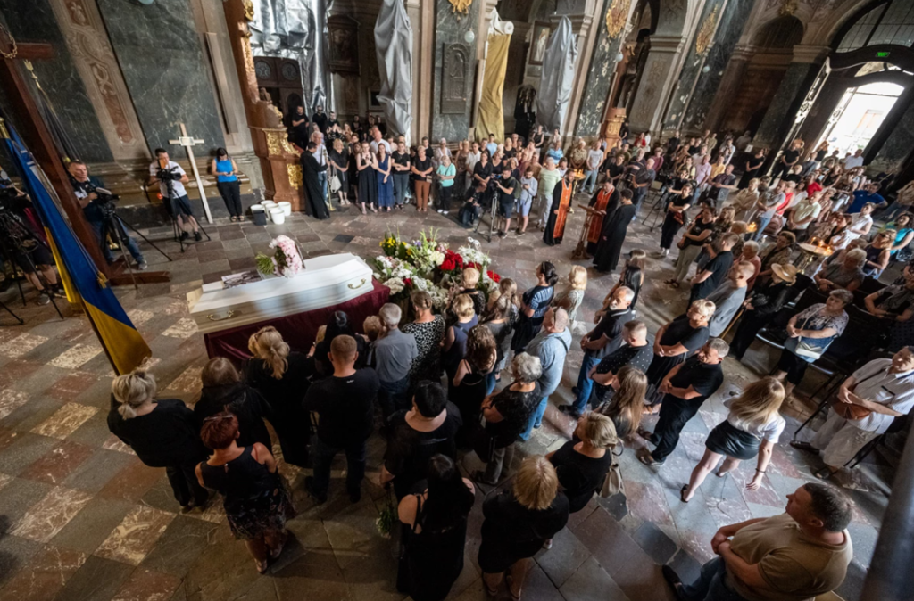У Львові попрощались з Світланою Лук'янчик, яка загинула через російський обстріл «Охматдиту» - 4