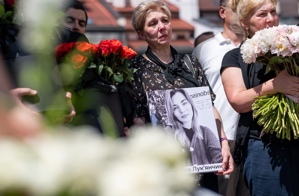 У Львові попрощались з Світланою Лук'янчик, яка загинула через російський обстріл «Охматдиту» - 5