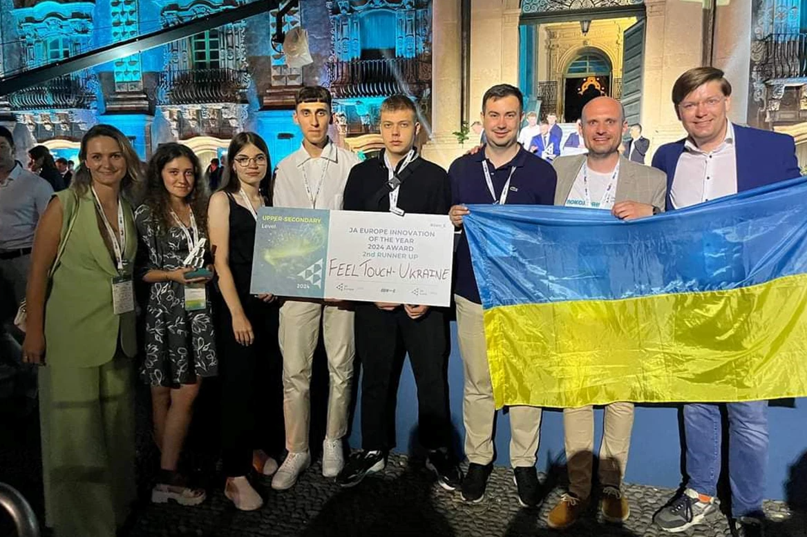 Студенти зі Львівщини створили пристрій, який допомагає людям з інвалідністю керувати ґаджетами