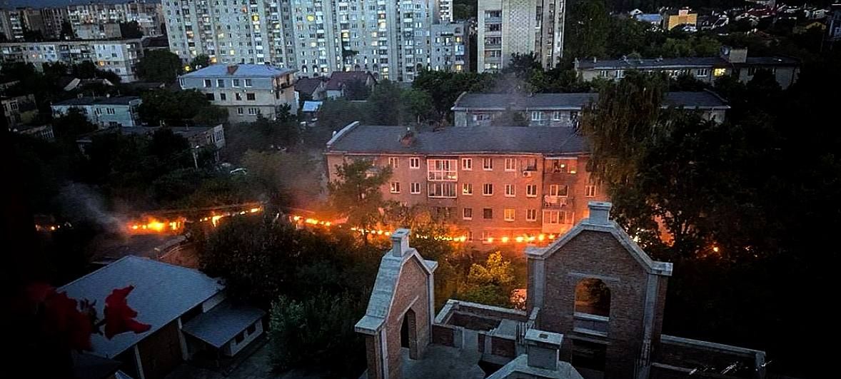На Кобилиці після влучання блискавки горять електричні дроти/фото із соціальних мереж