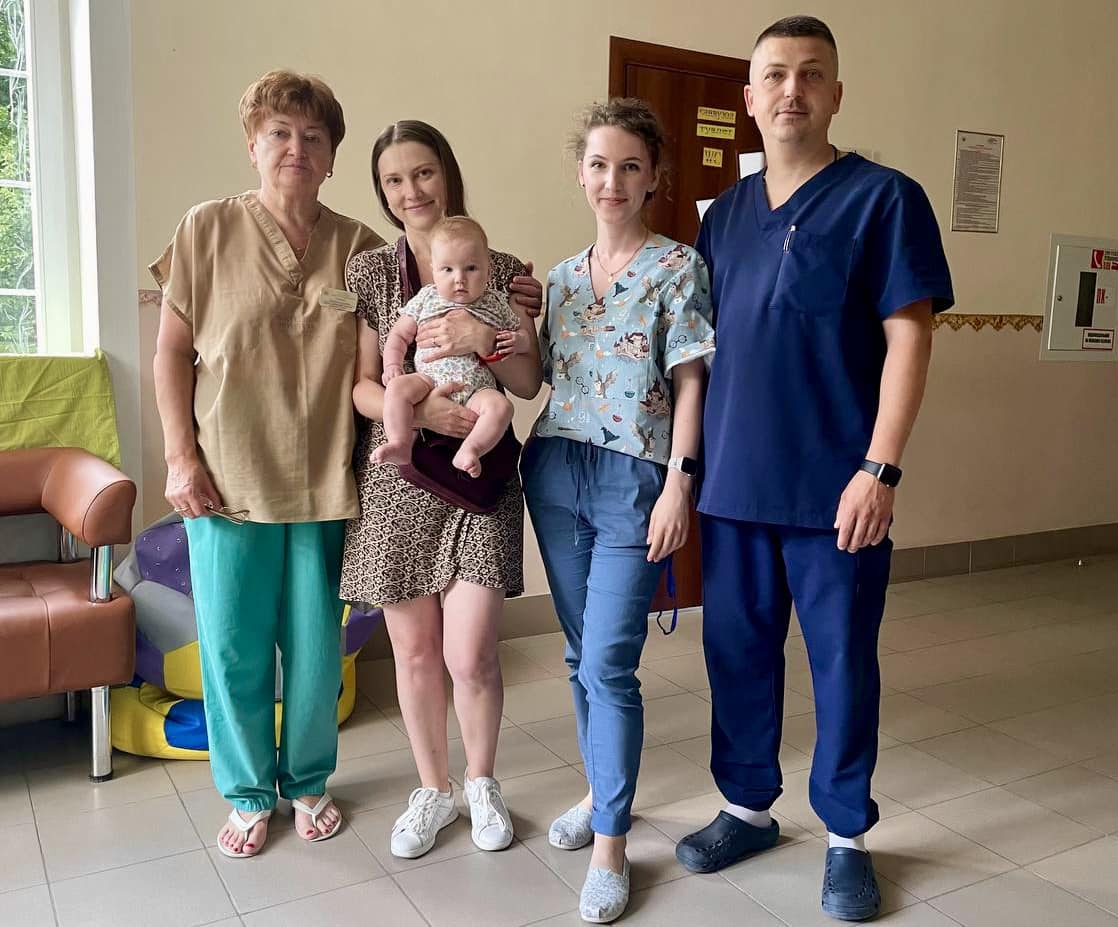 Львівські хірурги прооперували немовля з перекрутом яєчника