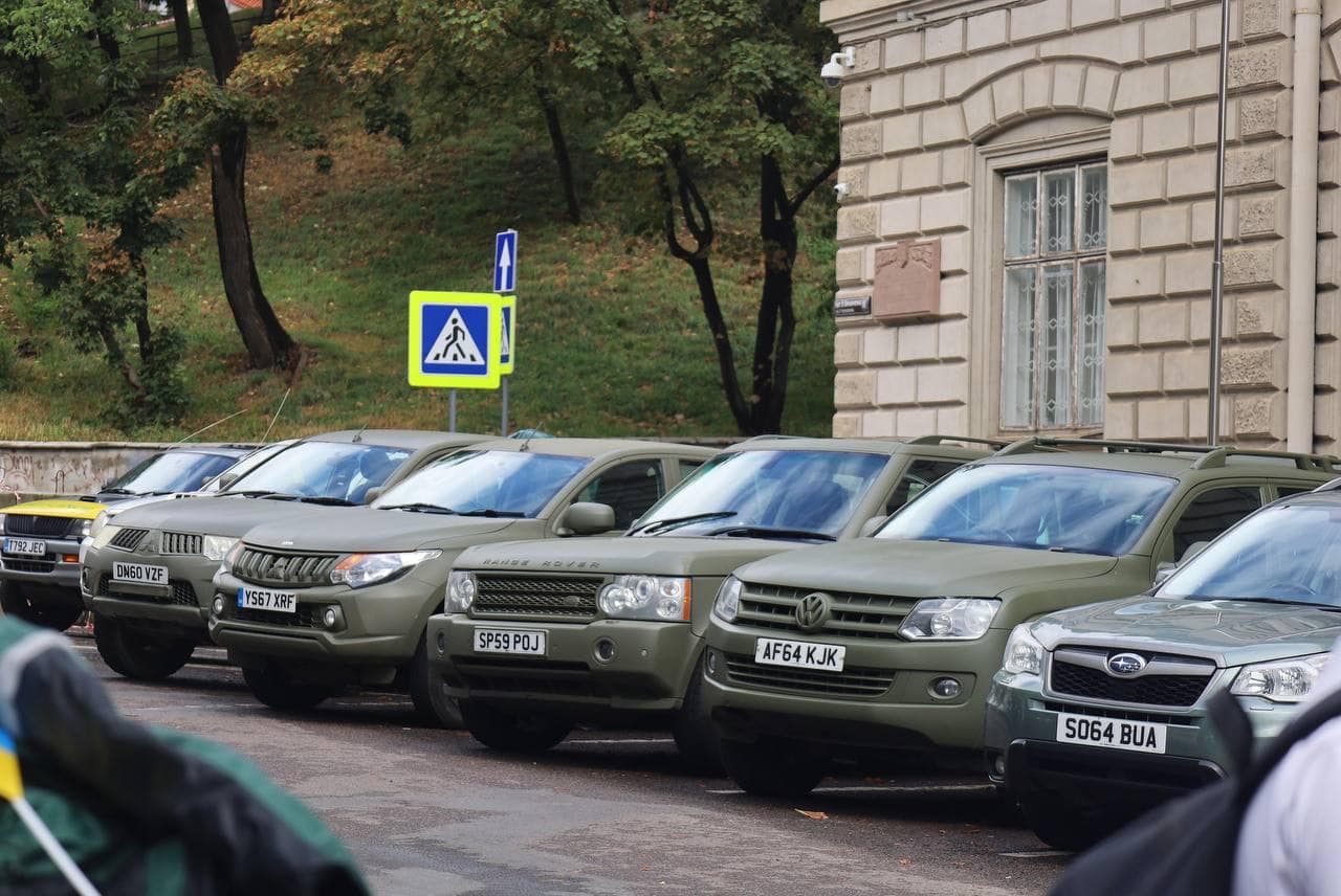 Британські фермери привезли на Львівщину три десятки автомобілів - 10