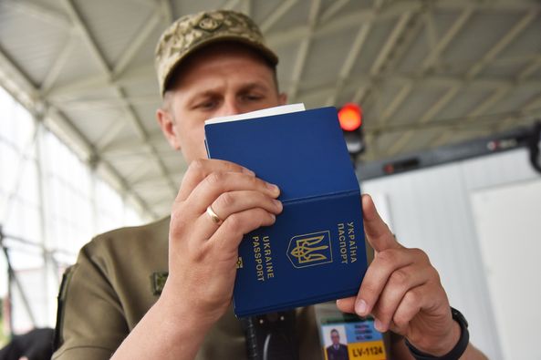 Львівські прикордонники викрили псевдомолодят з різницею у 22 роки - 2