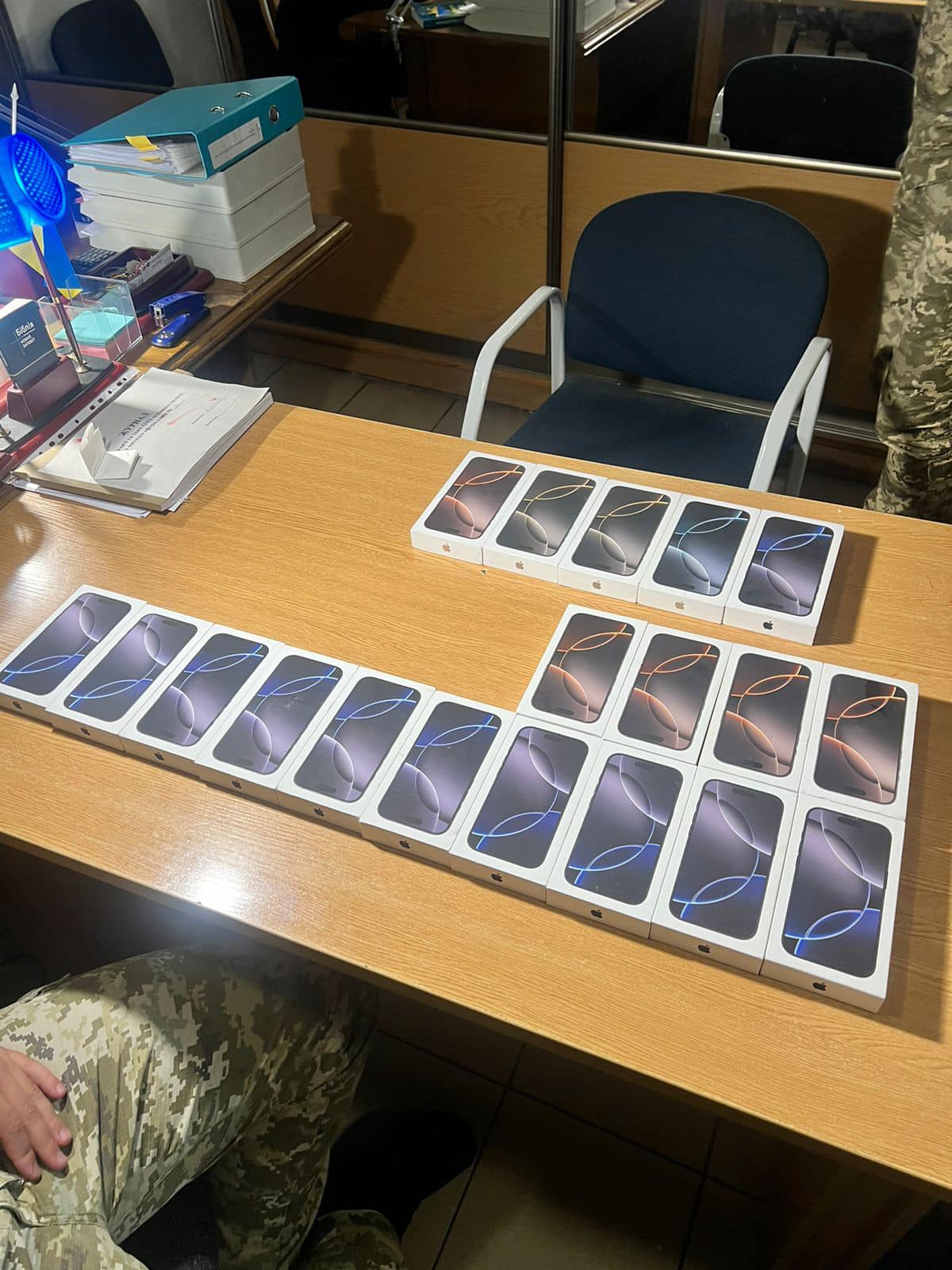Львівські митники виявили контрабандних гаджетів на три млн грн у багажі рейсового автобуса - 8