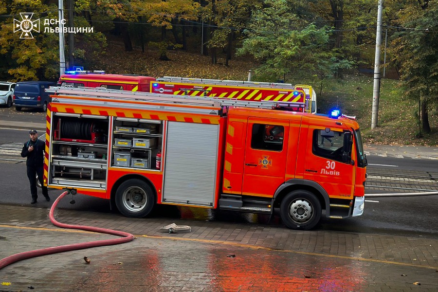 У Львові горів металевий піднавіс - 3