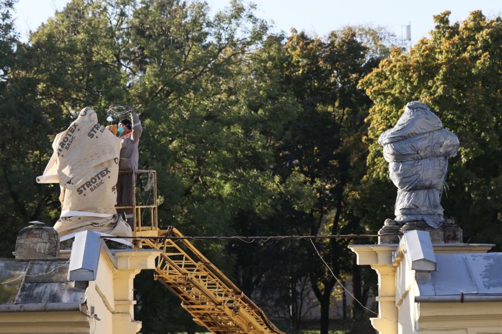 У Львові на Соборі Святого Юра перевірили 6 скульптур, які ховали від російських вибухів - 5