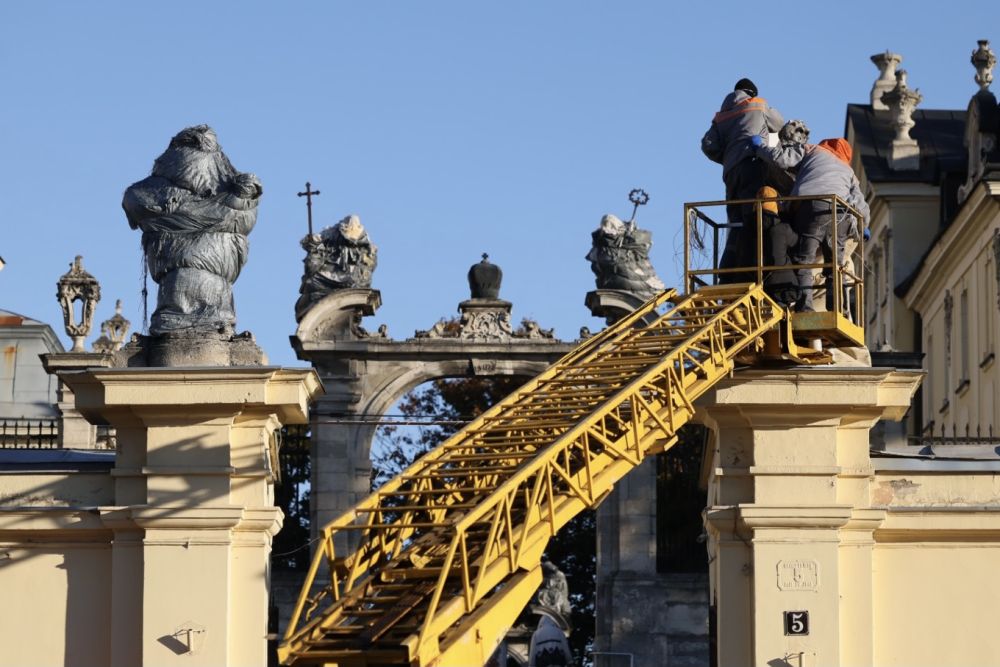 У Львові на Соборі Святого Юра перевірили 6 скульптур, які ховали від російських вибухів - 6