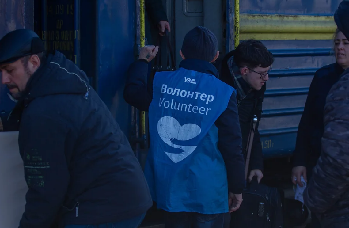 Волонтер медико-психологічної допомоги на залізничному вокзалі Львова зустрічає евакуйованих з прифронтових територій