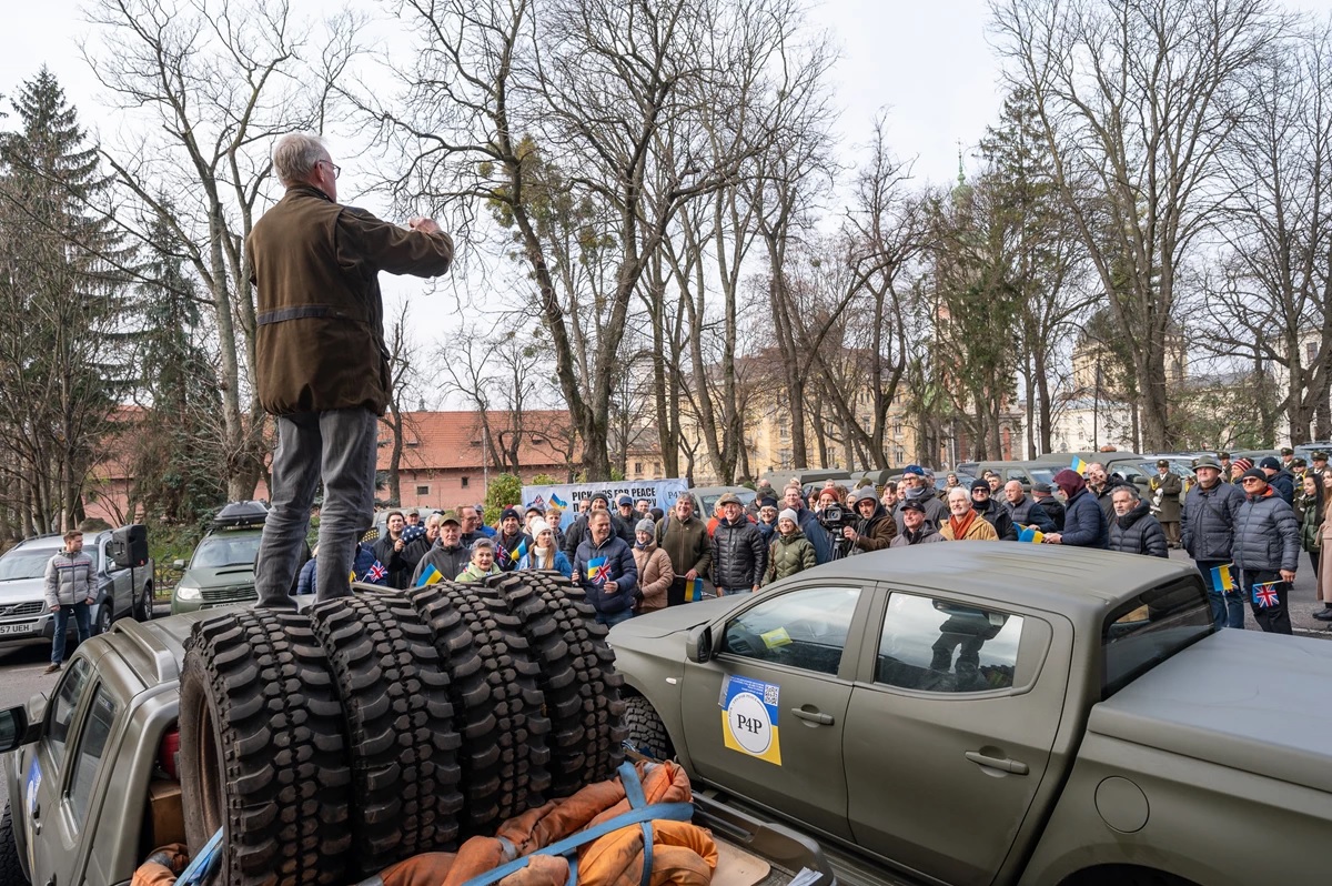 Британські фермери привезли на Львівщину ювілейний 500 позашляховик для військових бригад - 3