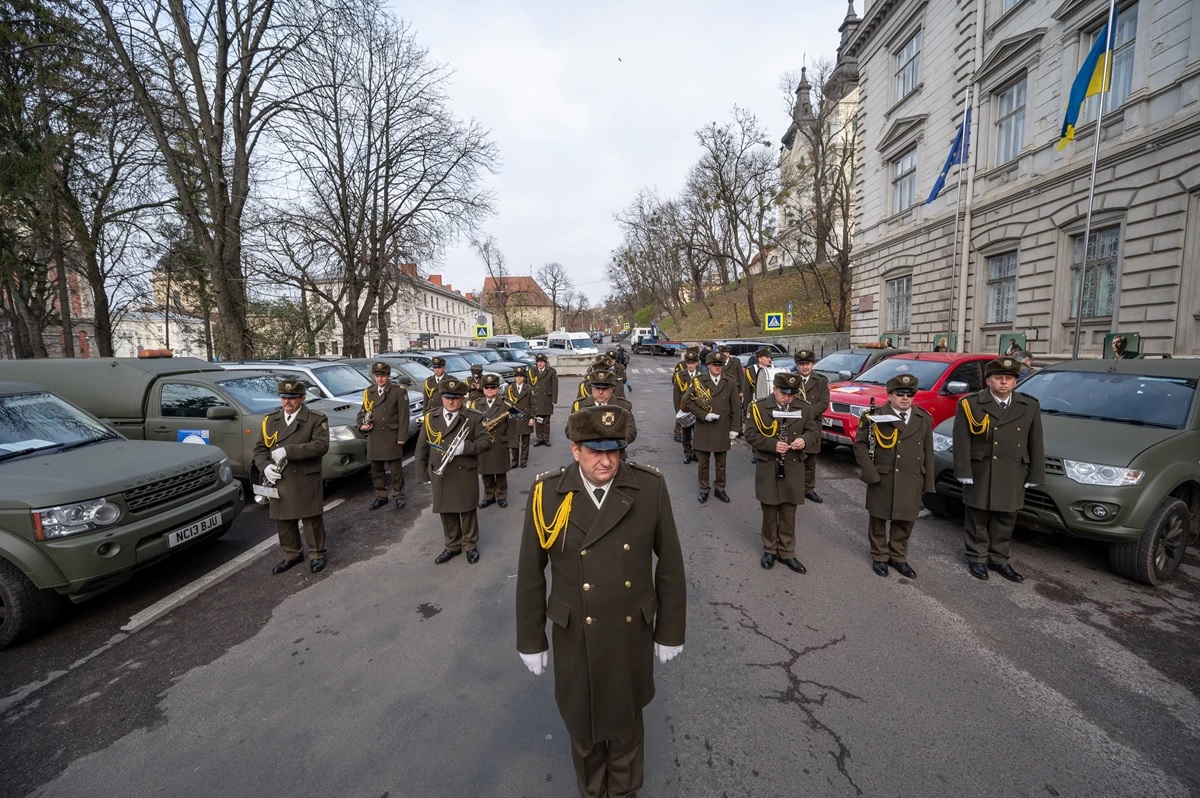 Британські фермери привезли на Львівщину ювілейний 500 позашляховик для військових бригад - 4