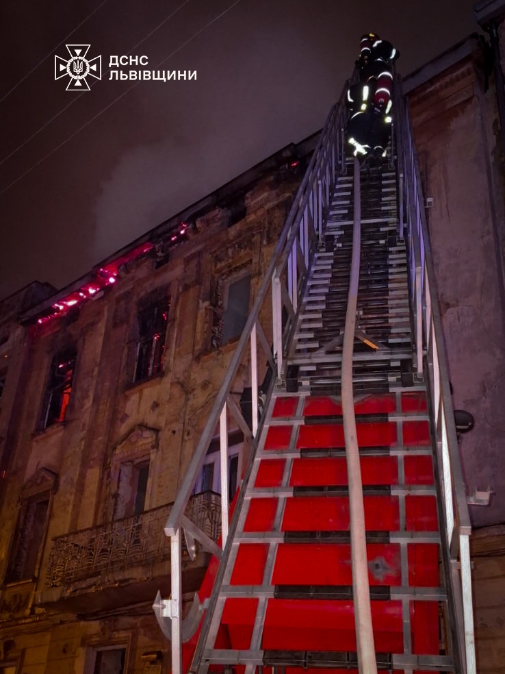 На Львівщині горіла триповерхова закинута будівля - 3