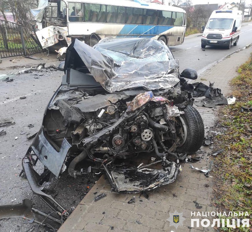 На Львівщині легковик зіткнувся з автобусом - 2