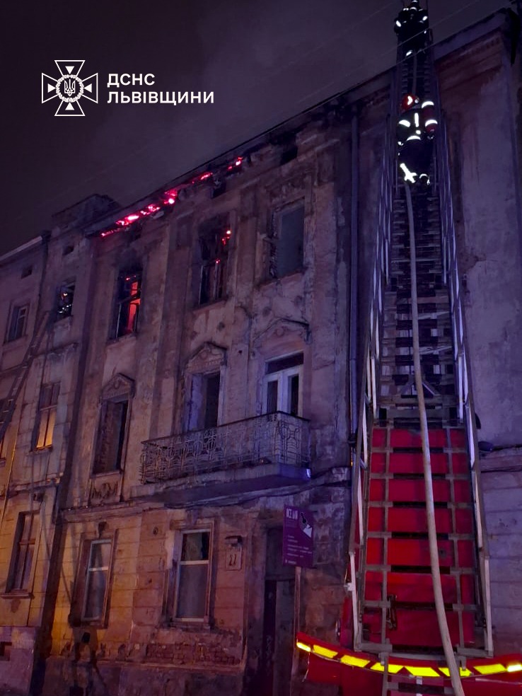На Львівщині горіла триповерхова закинута будівля - 4