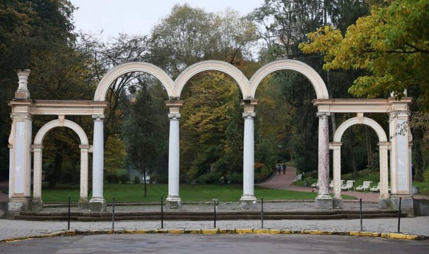 Арка у Стрийському парку