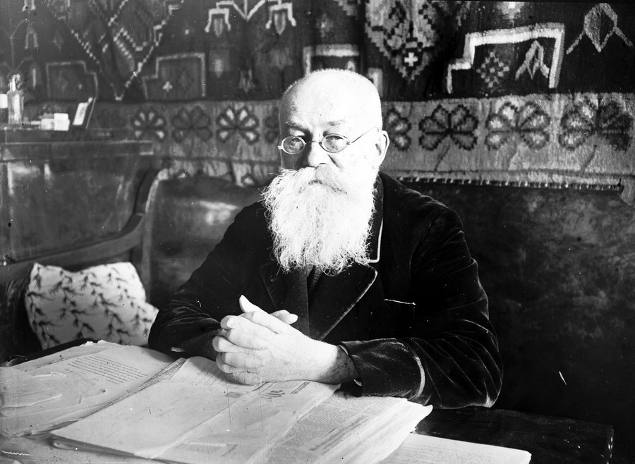 М._С._Грушевський_у_своєму_робочому_кабінеті_в_будинку_по_вул._Паньківській,_9._(1928–1930_рр.)._Київ