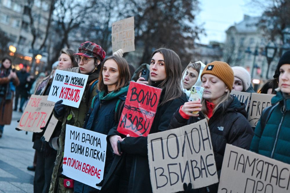 У Львові рідні військових, що у полоні, організували щемливі акції - 13