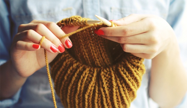 45871c3-knitting-hands