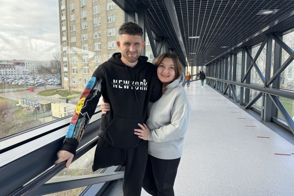 У Львові лікарі допомагають відновитись військовому, який втратив руку, ногу та частково зір - 2
