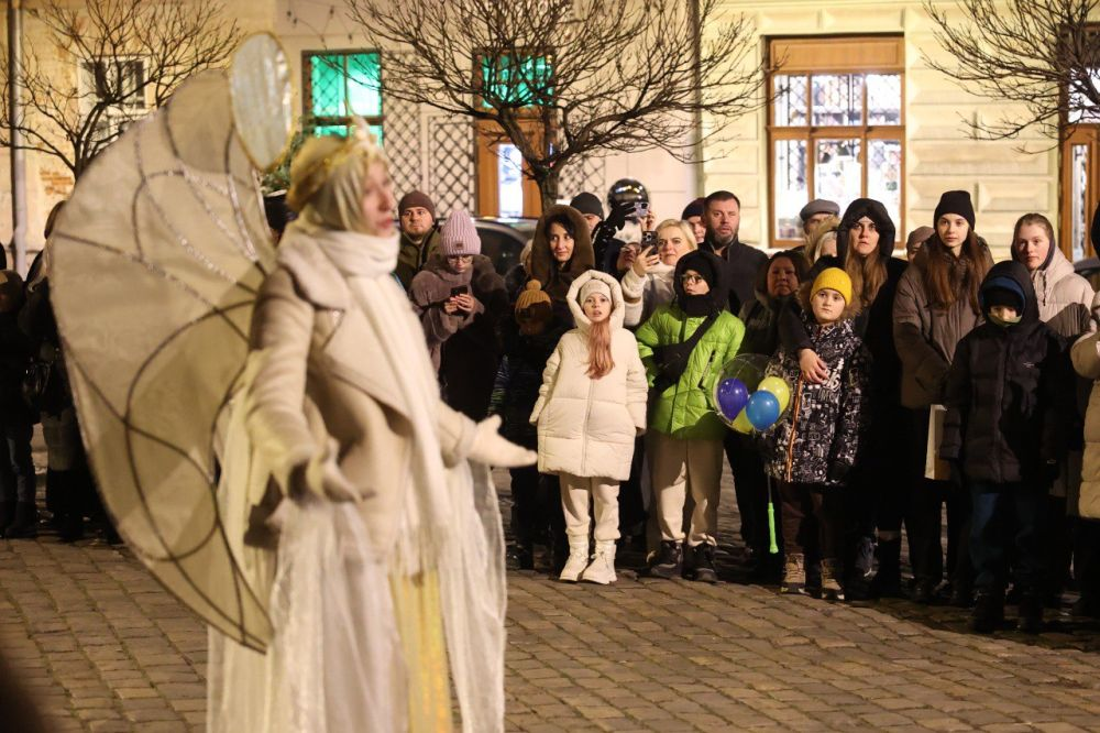 У Львові провели благодійну різдвяну екскурсію з колядою та пампухами - 2
