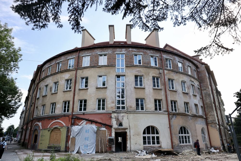Через російські обстріли у Львові було зруйновано понад 300 будівель - 17